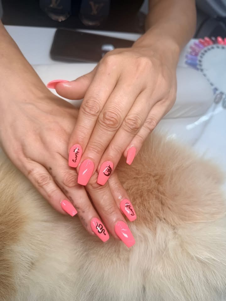 Korálově růžové nehty s ruční nail art malbou
