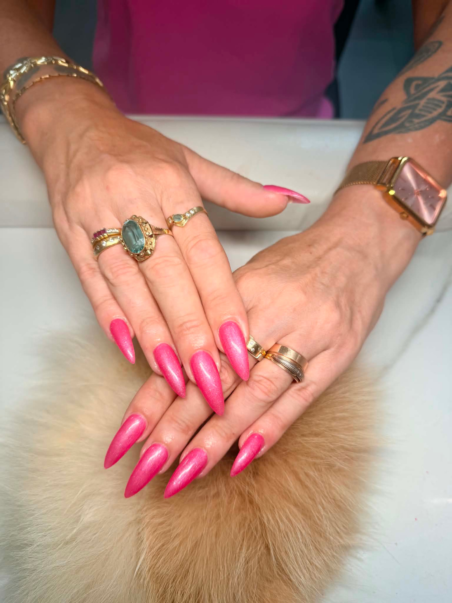 Dlouhé stiletto nehty v sytě růžové barvě