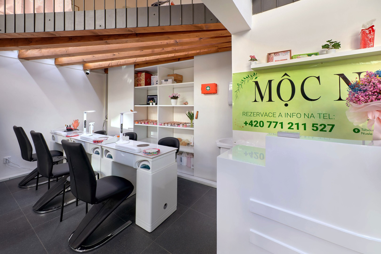 Manikúrní pracoviště a recepce salonu Moc Nails Beauty