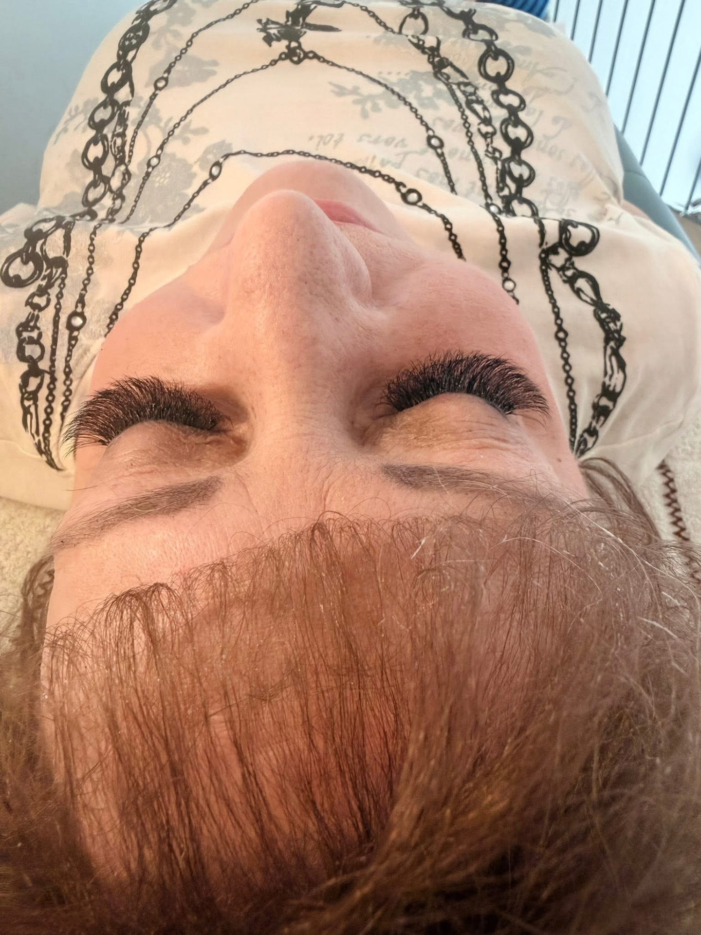 Detail prodloužených řas po ošetření v salonu